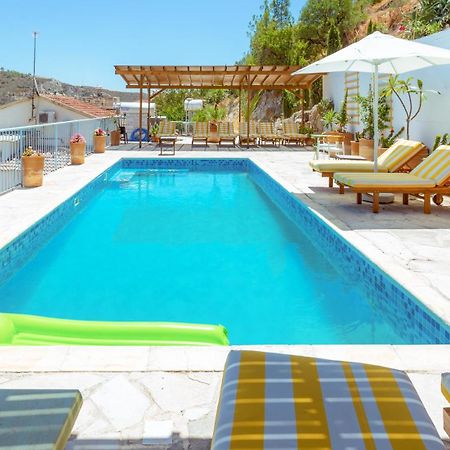 Archondia House - Holiday Apartments With Pool カラヴァソス エクステリア 写真